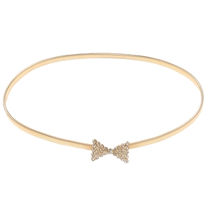 Détail de la ceinture à ressort dorée avec boucle à nœud en strass étincelants