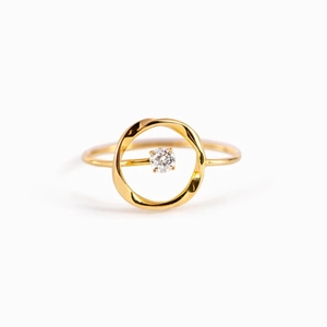 Elegant S925 sterling silver gold ring featuring a twisted circle and zircon center stone