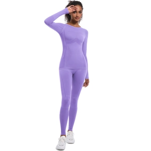 Dettaglio del set yoga viola senza cuciture a vita alta con maglia a maniche lunghe