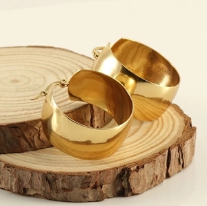 Macro d'anneaux larges en acier inoxydable doré avec finition polie sur bois