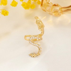 Exquisite Gold-Drachen-Ohrklemme mit funkelnden Kristallen auf beigem Hintergrund