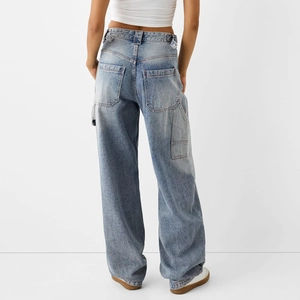 Vue arrière du jean large en denim bleu délavé montrant les poches et la coupe ample
