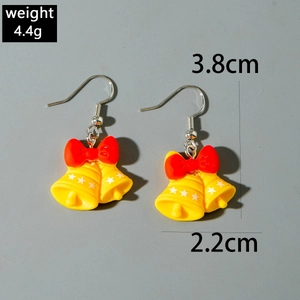 Vue détaillée des boucles d'oreilles cloches avec nœuds rouges et dimensions 3,8cm x 2,2cm