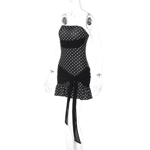 Détail de la mini-robe à pois avec empiècement en mesh transparent et laçage frontal