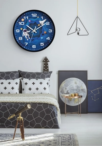 Detail der 3D-Astronauten-Wanduhr mit Weltraum-Zifferblatt und geschichtetem Papierschnitt