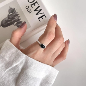 Close-up of 925 silver ring with black agate stone and twisted rope texture on band