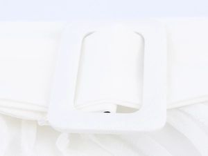 Détail d'une boucle de ceinture rectangulaire blanche en tissu avec texture de dentelle