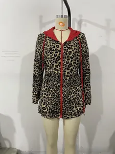 Detail der Leopardenmuster-Jacke mit rotem Kapuzenfutter und verstellbarem Kordelzug