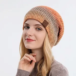 Bonnet en maille dégradé pour femmes, tons orange et café avec écusson en cuir chic