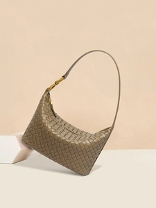 Borsa a tracolla minimalista in pelle intrecciata verde scuro con dettagli in metallo