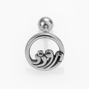 Vue macro d'un piercing hélix en acier inoxydable argenté avec un motif de vagues