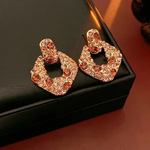 Boucles d'oreilles géométriques vintage avec zircons champagne et finition dorée