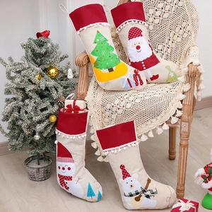 Lot de quatre chaussettes de Noël rustiques avec motifs Père Noël, bonhomme de neige et ours