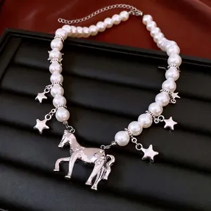 Collier de perles avec pendentif cheval argenté et étoiles sur cuir noir élégant