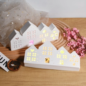 Détail de lampes LED maison blanches minimalistes avec motifs de cœur sur table en bois