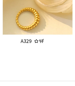 Detailansicht von oben: 18K vergoldeter Ring mit Spiraltextur auf beige Stoffuntergrund