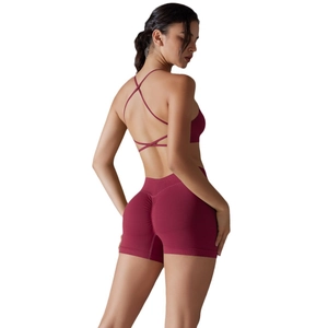 Nahtloses weinrotes Yoga-Set mit Cross-Back-Sport-BH und Scrunch-Butt-Shorts