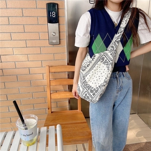 Retro paisley pattern white canvas crossbody bag with adjustable strap for women