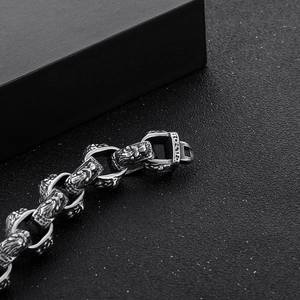 Détail macro d'un bracelet en acier tête de lion avec des motifs en relief sophistiqués
