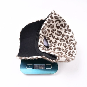 Casquette de baseball d'hiver pour femme en fausse fourrure léopard pesant 115g sur balance