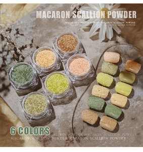 Dettaglio di 6 colori di polvere glitter macaron con campioni di nail art strutturati
