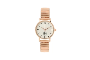 Détail d'une montre à quartz rose doré avec bracelet extensible en métal et cadran mat