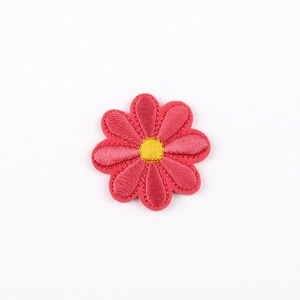 Detailed 4x4cm pink daisy embroidered patch with yellow center and precise size marking