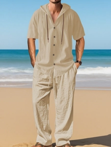Détail de chemise à capuche et pantalon en coton lin beige pour homme sur la plage