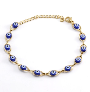 Gros plan d'un bracelet en acier inoxydable doré avec perles œil bleu et fermoir mousqueton