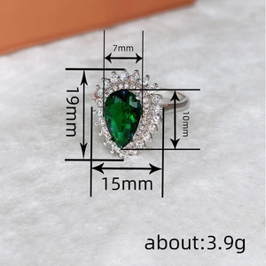 Anello a goccia con zircone verde smeraldo e contorno di strass per abiti eleganti