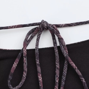Vista macro del patrón geométrico morado en cinta de tul negra para vestido a cuadros