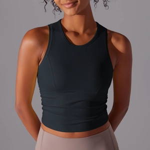Gros plan du débardeur de yoga noir dos nu avec col montant et tissu mat à coupe ajustée