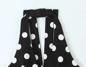 Détail de l'encolure dos nu à pois noirs et blancs montrant la texture du tissu
