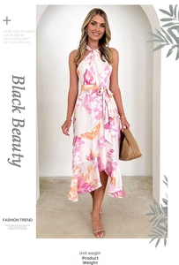 Détail de la robe licou avec imprimé floral abstrait rose et ceinture à la taille