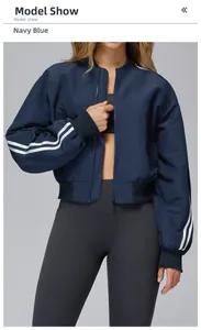 Dettaglio del bomber blu navy con colletto a costine e strisce bianche sulla manica
