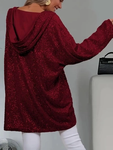 Makro-Detail von weinroten Pailletten Hoodie Stoff mit glänzender Textur und Kapuze