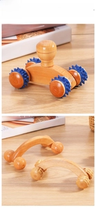 Detail der hölzernen Handmassagegeräte mit ergonomischen Griffen und strukturierten Rollen