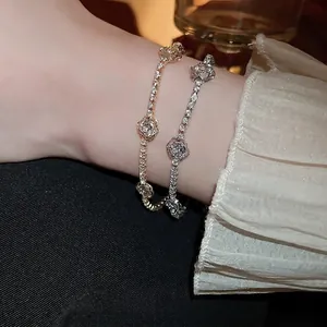 Élégants bracelets en or et argent avec motif de rose évidé et zircons scintillants