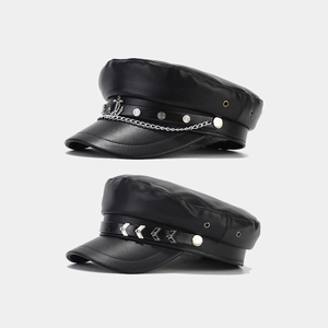 Cappello da marinaio nero in ecopelle con catena d'argento e stemma con ancora