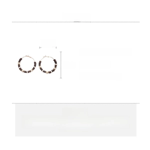 Détail de grandes boucles d'oreilles bohèmes en perles de bois avec dimensions de 5,5 cm