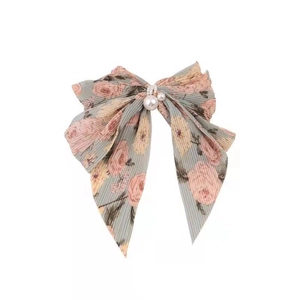 Barrette à cheveux élégante en mousseline fleurie avec pendentif perle sur fond blanc