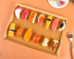 Lot de 13 sushis factices réalistes avec saumon et thon sur un plateau en bois