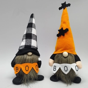 Dettaglio di gnomi di Halloween con bandiere BOO e cappelli a quadri e pipistrelli