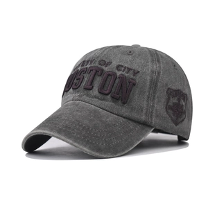 Détail de la broderie Boston sur une casquette de baseball grise lavée au style vintage