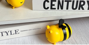 Détail du porte-cure-dents en forme d'abeille montrant des rayures jaunes et ailes noires