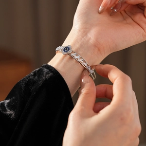 Dettaglio del bracciale a fiore in argento con gemma blu e pavé di zirconi