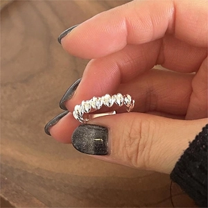 Minimalist 925 sterling silver open ring featuring a unique scallop textured design
