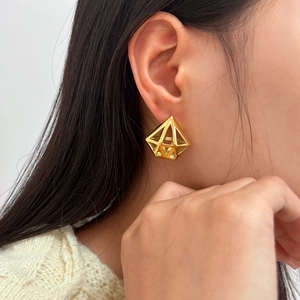 Boucles d'oreilles losanges géométriques dorées chic pour un look de luxe moderne