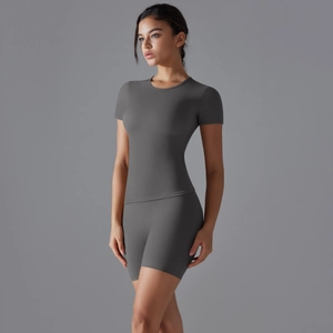 Ensemble de sport gris foncé avec t-shirt cintré à manches courtes et short de cyclisme