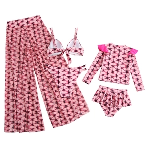 Vue détaillée d'un ensemble de maillot 5 pièces imprimé géométrique rose et noir avec pantalon